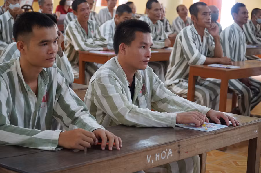 Học viên lớp văn hóa xóa mù chữ tại Trại giam số 3 - Bộ Công an. Ảnh: Hồ Lài Học viên lớp văn hóa xóa mù chữ tại Trại giam số 3 - Bộ Công an. Ảnh: Hồ Lài