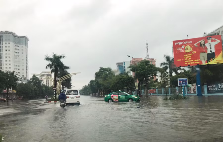 Đại lộ Lênin sáng 3/9 cũng bị ngập nước trên bề mặt đường.