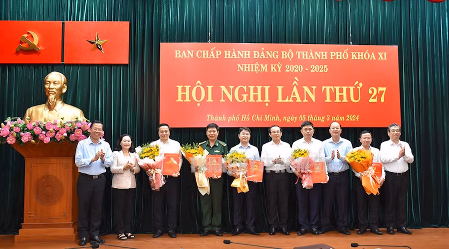 Thường trực Thành ủy TPHCM tặng hoa chúc mừng nhân sự mới vừa tham gia Ban Chấp hành Đảng bộ TP nhiệm kỳ 2020-2025. (Ảnh: Website Thành ủy)