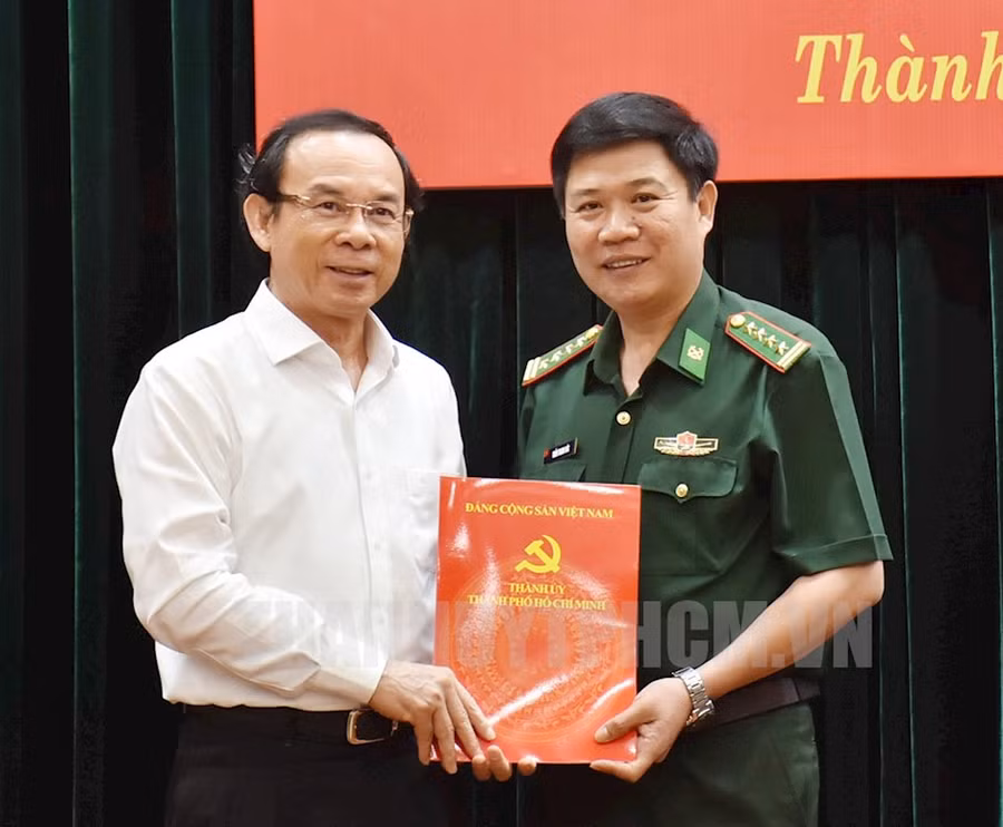 Ông Nguyễn Văn Nên trao Quyết định cho Đại tá Trần Thanh Đức, Chỉ huy trưởng Bộ đội Biên phòng TPHCM. (Ảnh: Website Thành ủy)