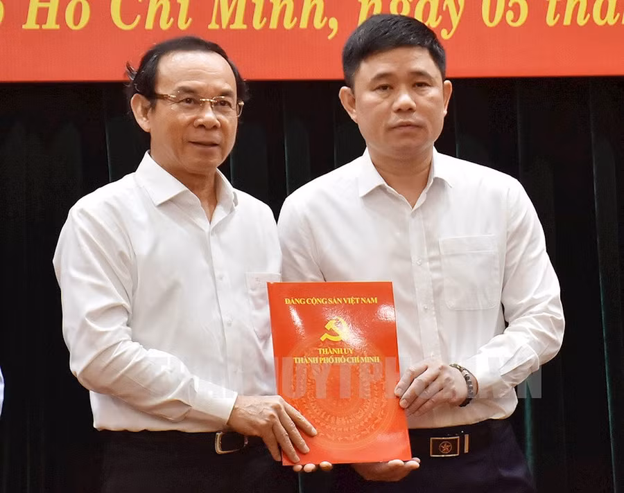 Ông Nguyễn Văn Nên trao quyết định cho ông Nguyễn Đức Thái, Viện trưởng Viện KSND TPHCM. (Ảnh: Website Thành ủy)