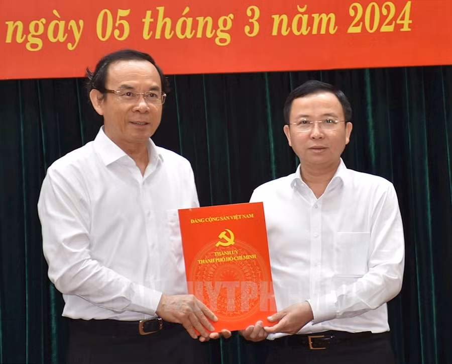 Ông Nguyễn Văn Nên trao quyết định cho ông Đặng Quốc Toàn, Chánh Văn phòng UBND TPHCM. (Ảnh: Website Thành ủy)