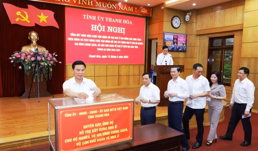 Các lãnh đạo tỉnh Thanh Hóa hưởng ứng quyên góp tại cuộc phát động hỗ trợ nhà ở cho người nghèo, gia đình chính sách còn khó khăn về nhà ở. (Ảnh: Minh Hiếu)