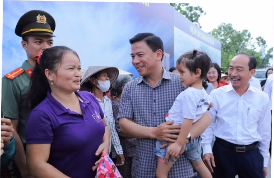 Bí thư Tỉnh ủy Thanh Hóa Đỗ Trọng Hưng thăm hỏi những hộ dân được cấp đất làm nhà ở TP Thanh Hóa. (Ảnh: Minh Hiếu)