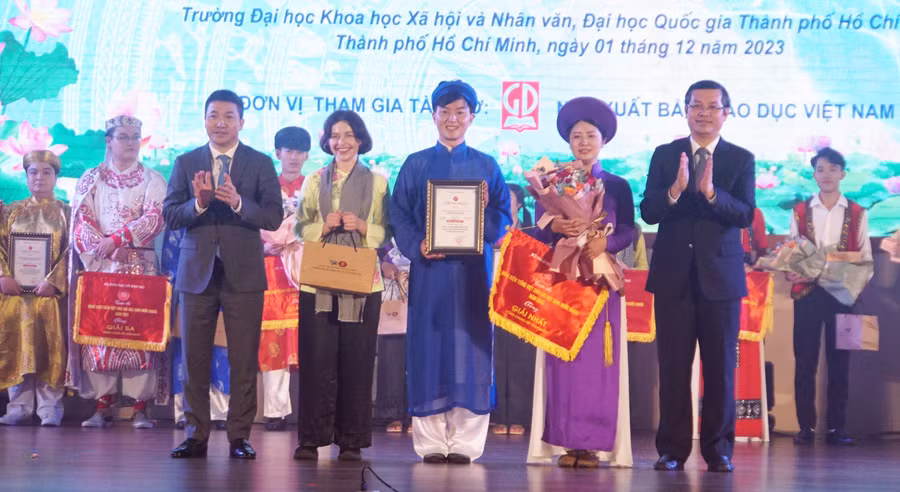 Giải Nhất thuộc về đội Trường Đại học Khoa học Xã hội và Nhân văn, Đại học Quốc gia Hà Nội. Ảnh: Mạnh Tùng
