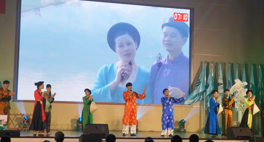 Tiết mục đến từ Trường Đại học Sư phạm Kỹ thuật Vinh. Ảnh: Mạnh Tùng
