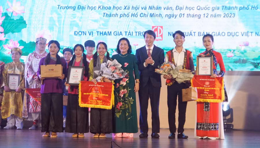 Giải Nhì được trao cho 2 đội: Trường Đại học Sư phạm, Đại học Thái Nguyên; Trường Đại học Cửu Long. Ảnh: Mạnh Tùng