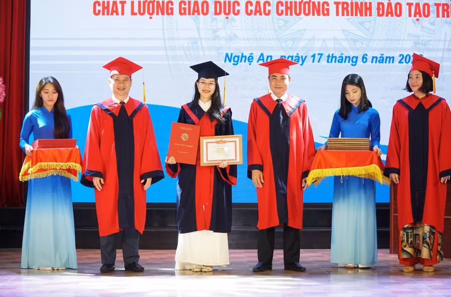 Trường Đại học Vinh trao bằng cử nhân, kỹ sư cho các sinh viên tốt nghiệp loại xuất sắc năm 2022.