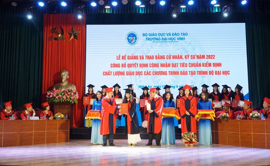 Lãnh đạo Trường ĐH Vinh trao bằng cử nhân, kỹ sư cho các sinh viên tốt nghiệp loại xuất sắc năm 2022.