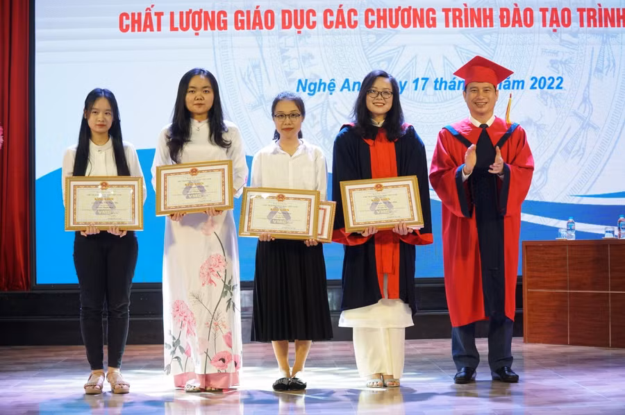 Trường ĐH Vinh tuyên dương 4 sinh viên đoạt giải trong kỳ thi Olympic Toán học sinh viên và học sinh toàn quốc năm 2022.