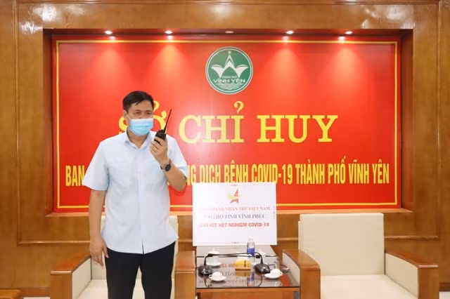 Bí thư Thành ủy Vĩnh Yên Nguyễn Ngọc Bình sử dụng bộ đàm để chỉ đạo công việc tại Sở chỉ huy