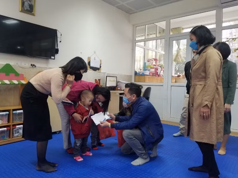 Nhà trường và nhà hảo tâm trao quà cho học sinh có hoàn cảnh khó khăn