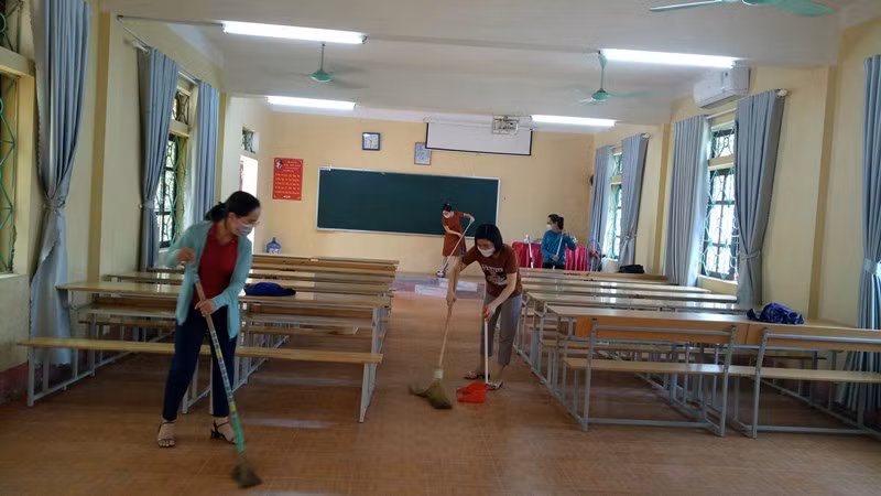 Giáo viên Trường THPT Nguyễn Viết Xuân (huyện Vĩnh Tường, Vĩnh Phúc) vệ sinh lớp học để đón học sinh lớp 12 trở lại trường.