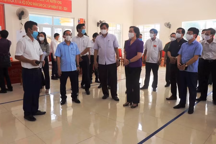 Bộ trưởng Bộ Nội vụ Phạm Thị Thanh Trà kiểm tra công tác bầu cử tại phường Hội Hợp, thành phố Vĩnh Yên