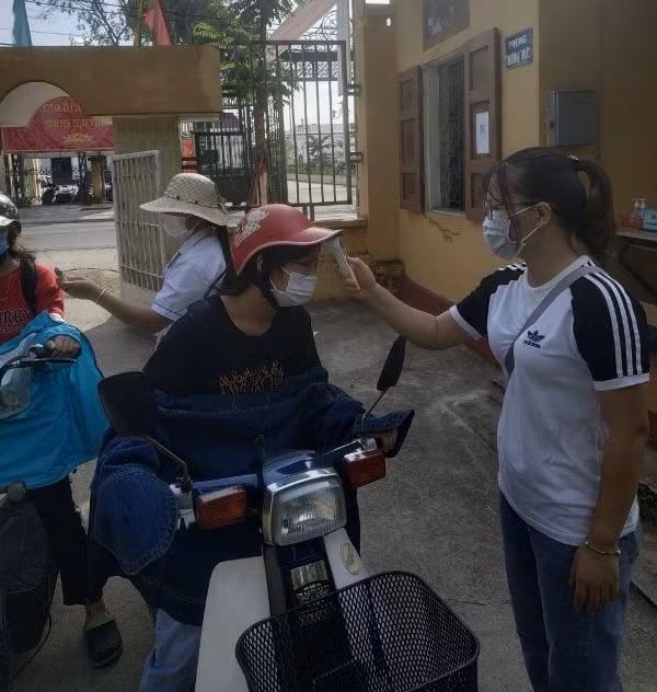 Học sinh được đo thân nhiệt trước khi vào trường