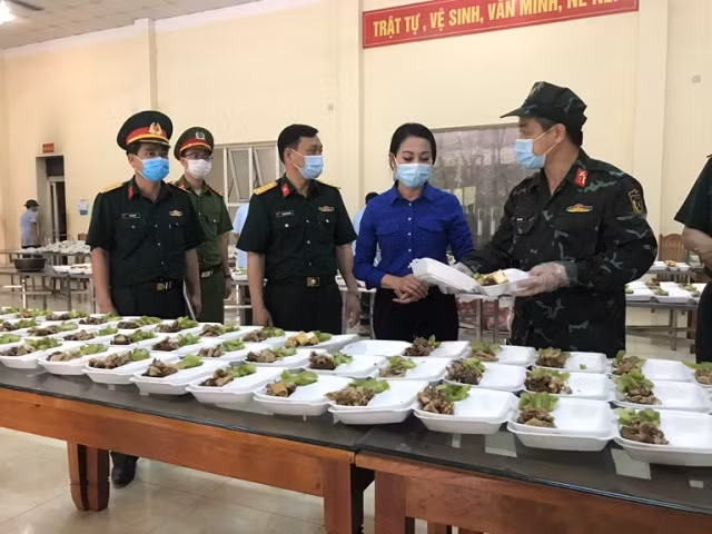 Bí thư Tỉnh ủy Vĩnh Phúc Hoàng Thị Thúy Lan kiểm tra chất lượng suất ăn chuẩn bị cung cấp suất ăn cho công dân đang thực hiện cách ly tập trung tại Trường Quân sự tỉnh (cũ)