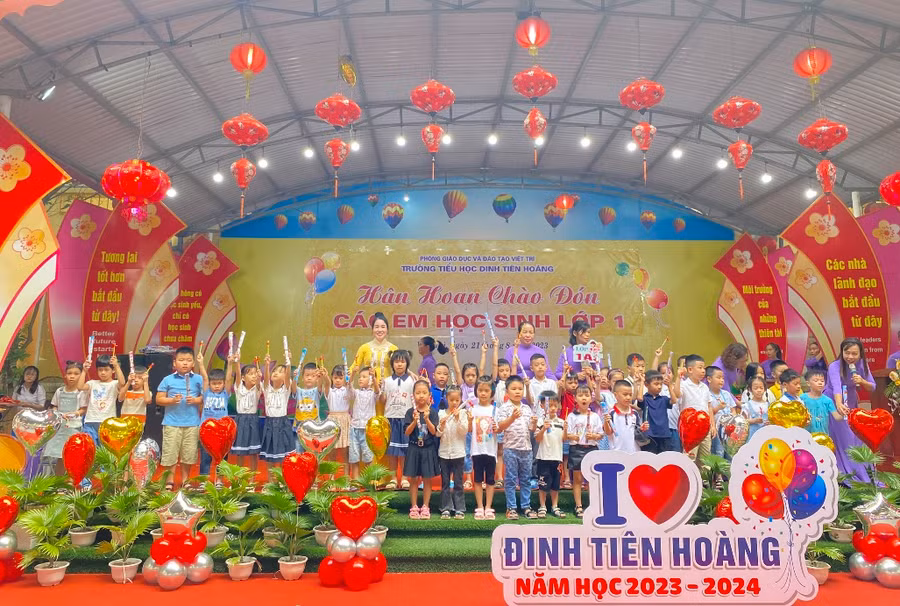 Các em lớp 1 Trường tiểu học Đinh Tiên Hoàng (TP Việt Trì) trong ngày tựu trường.