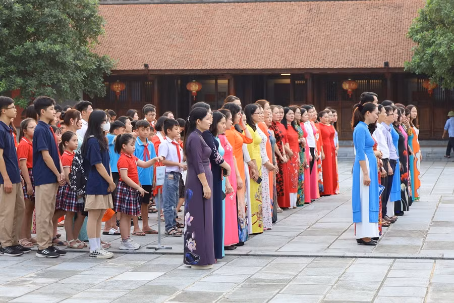 Đại diện các nhà trường và học sinh có thành tích tiêu biểu trong năm học tham gia lễ dâng hương, báo công.