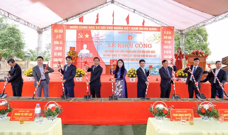 Bí thư Tỉnh ủy Vĩnh Phúc Hoàng Thị Thúy Lan khởi công công trình làng văn hóa kiểu mẫu thôn Bàn Mạch, xã Lý Nhân, huyện Vĩnh Tường.