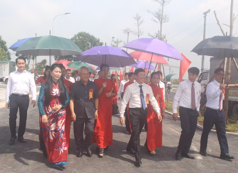 Các đại biểu tham quan khu thiết chế văn hóa.