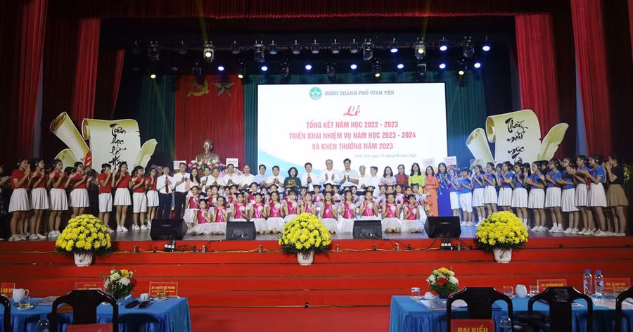 Đại biểu chụp ảnh cùng ngành GD và học sinh thành phố Vĩnh Yên.
