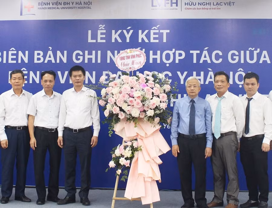 Ông Nguyễn Văn Khước Phó Chủ tịch UBND tỉnh Vĩnh Phúc (thứ 3 từ trái qua) tặng hoa chúc mừng BV Hữu Nghị Lạc Việt.