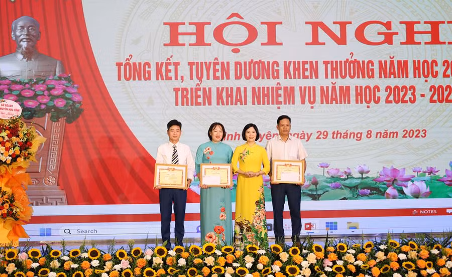 Bà Nguyễn Thị Thu Hường – Trưởng Phòng GD&amp;ĐT khen thưởng 3 nhà trường có thành tích xuất sắc.