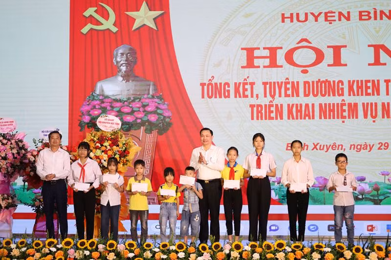 Lãnh đạo huyện Bình Xuyên khen thưởng học sinh có hoàn cảnh khó khăn vươn lên trong học tập.