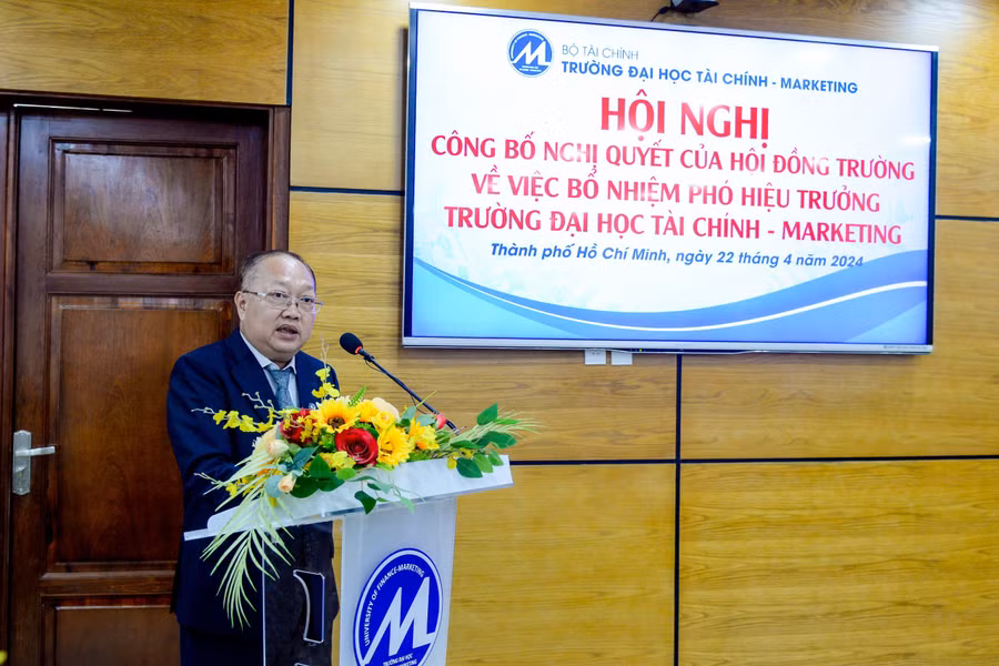 TS Phạm Quốc Việt, Tân Phó Hiệu trưởng phát biểu nhận nhiệm vụ. Ảnh: UFM TS Phạm Quốc Việt, Tân Phó Hiệu trưởng phát biểu nhận nhiệm vụ. Ảnh: UFM