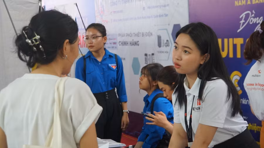 Đại diện doanh nghiệp trao đổi với sinh viên, người lao động. Ảnh: Lê Nam Đại diện doanh nghiệp trao đổi với sinh viên, người lao động. Ảnh: Lê Nam