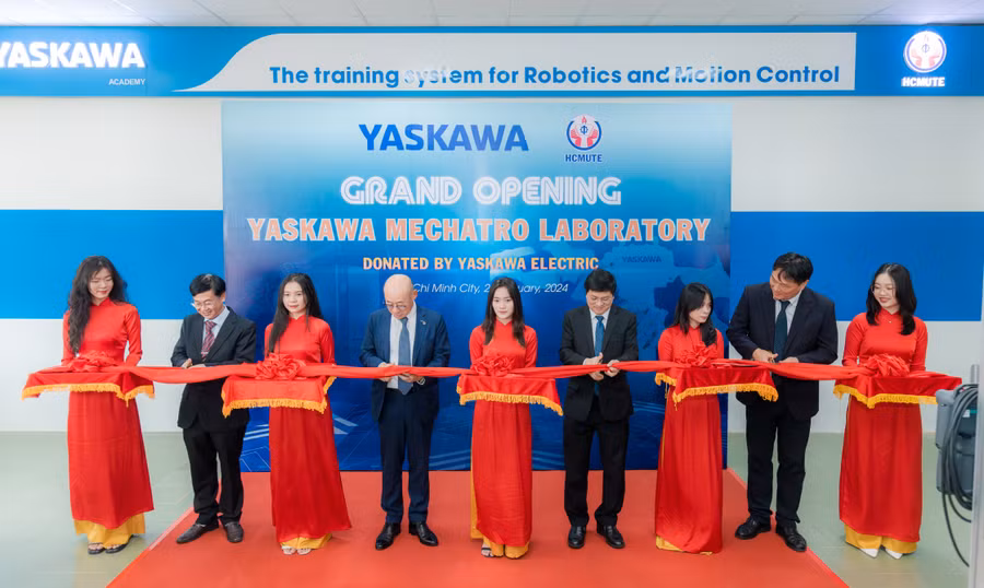Đại diện nhà trường và Tập đoàn Yaskawa cắt băng khánh thành phòng thí nghiệm. Ảnh: HCMUTE Đại diện nhà trường và Tập đoàn Yaskawa cắt băng khánh thành phòng thí nghiệm. Ảnh: HCMUTE