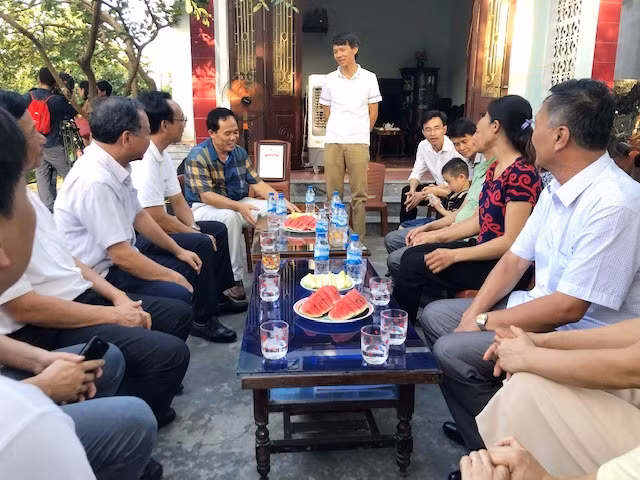 Đại diện gia đình em Vũ Đức Anh cảm ơn Trường ĐH Bách khoa Hà Nội về suất học bổng nhiều ý nghĩa Đại diện gia đình em Vũ Đức Anh cảm ơn Trường ĐH Bách khoa Hà Nội về suất học bổng nhiều ý nghĩa