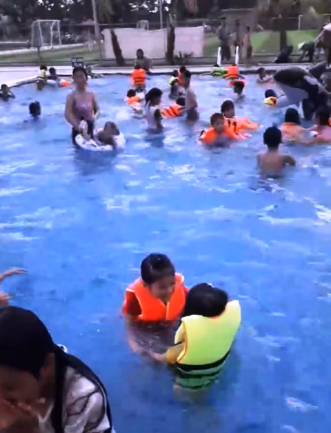 Trong lúc đi tắm ở bể bơi nhân tạo do doanh nghiệp tư nhân Thọ Mười đầu tư, cháu L. Đ. K. đã bị đuối nước thương tâm.