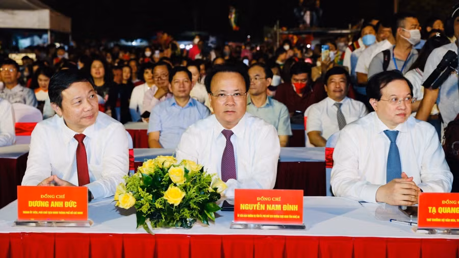 Các đại biểu tham dự lễ khai mạc Lễ hội Làng Sen - Liên hoan Tuồng và Dân ca kịch chuyên nghiệp toàn quốc 2022.