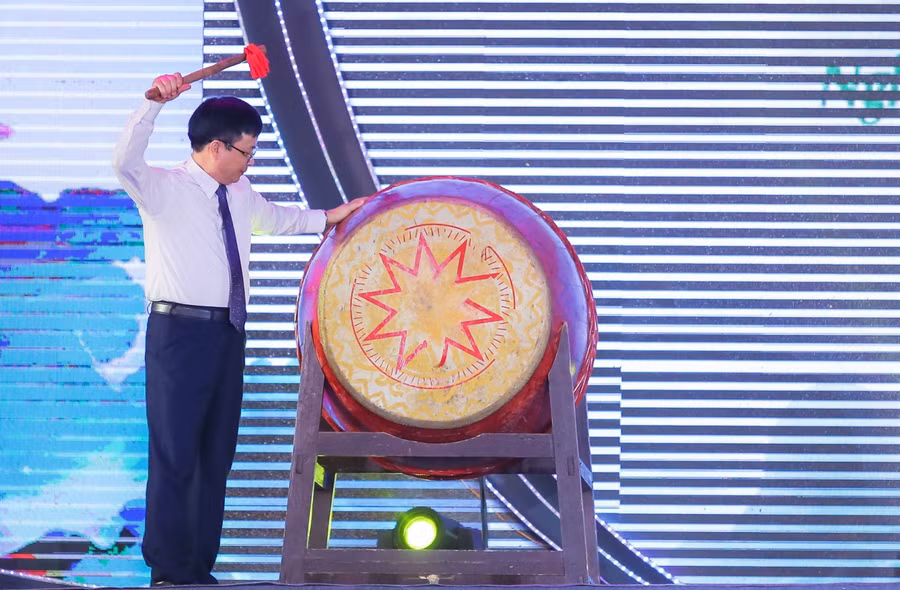 Phó Chủ tịch UBND tỉnh Nghệ An đánh trống khai mạc lễ hội.