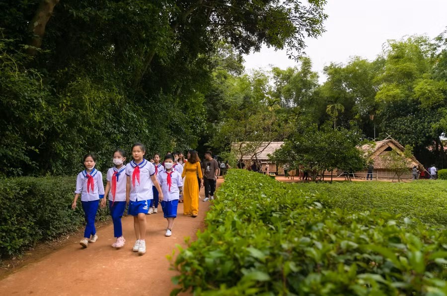 Tháng 5 này, quê hương Chủ tịch Hồ Chí Minh tại xã Kim Liên (huyện Nam Đàn, Nghệ An) đã đón nhiều đoàn khách về thăm, dâng hương và báo công với Người. Trong đó, quê nội của Bác tại làng Sen thường được chọn là điểm dừng chân đầu tiên khi bà con, các cháu học sinh về với Nam Đàn.