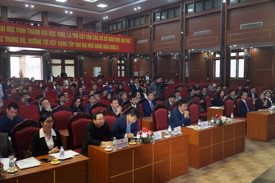 Các đại biểu tham dự Hội nghị tổng kết công tác đào tạo và quản lý lưu học sinh Lào năm học 2020-2021 và 2021-2022; phương hướng kế hoạch năm học 2022-2023 tổ chức tại Trường ĐH Vinh (Nghệ An). Ảnh: Hồ Lài. Các đại biểu tham dự Hội nghị tổng kết công tác đào tạo và quản lý lưu học sinh Lào năm học 2020-2021 và 2021-2022; phương hướng kế hoạch năm học 2022-2023 tổ chức tại Trường ĐH Vinh (Nghệ An). Ảnh: Hồ Lài.