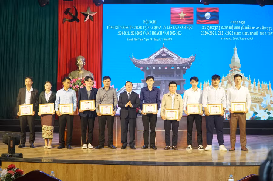 Đại sứ quán Lào khen thưởng cho các lưu học sinh tại Việt Nam đạt thành tích xuất sắc trong 2 năm học 2020-2021 và 2021-2022. Ảnh: Hồ Lài. Đại sứ quán Lào khen thưởng cho các lưu học sinh tại Việt Nam đạt thành tích xuất sắc trong 2 năm học 2020-2021 và 2021-2022. Ảnh: Hồ Lài.