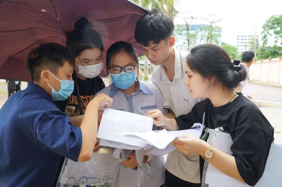 Nhiều bạn nán lại sau buổi thi để trao đổi về các mã đề thi Toán và câu trả lời của mình.