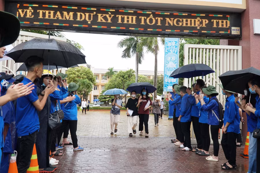 Những thí sinh đầu tiên ra khỏi phòng thi tại điểm thi Trường THPT Hà Huy Tập, TP Vinh, Nghệ An.