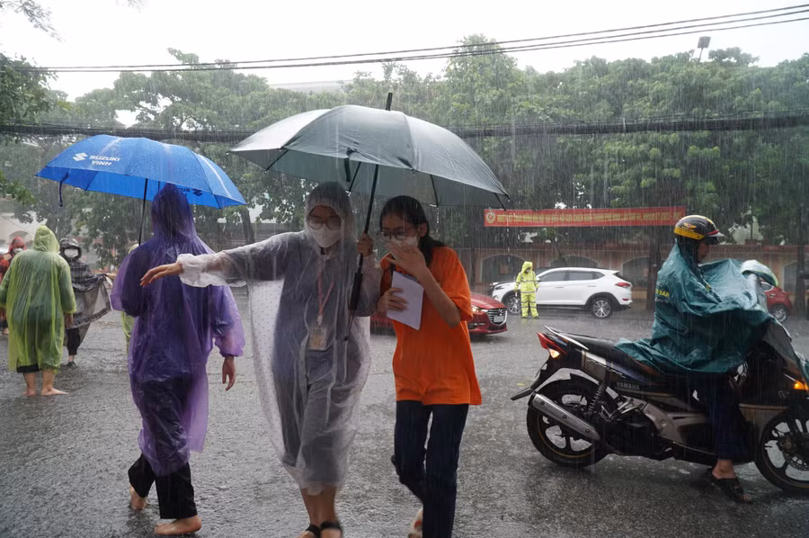 Thời tiết tại TP Vinh, Nghệ An mưa lớn trước buổi thi môn Toán