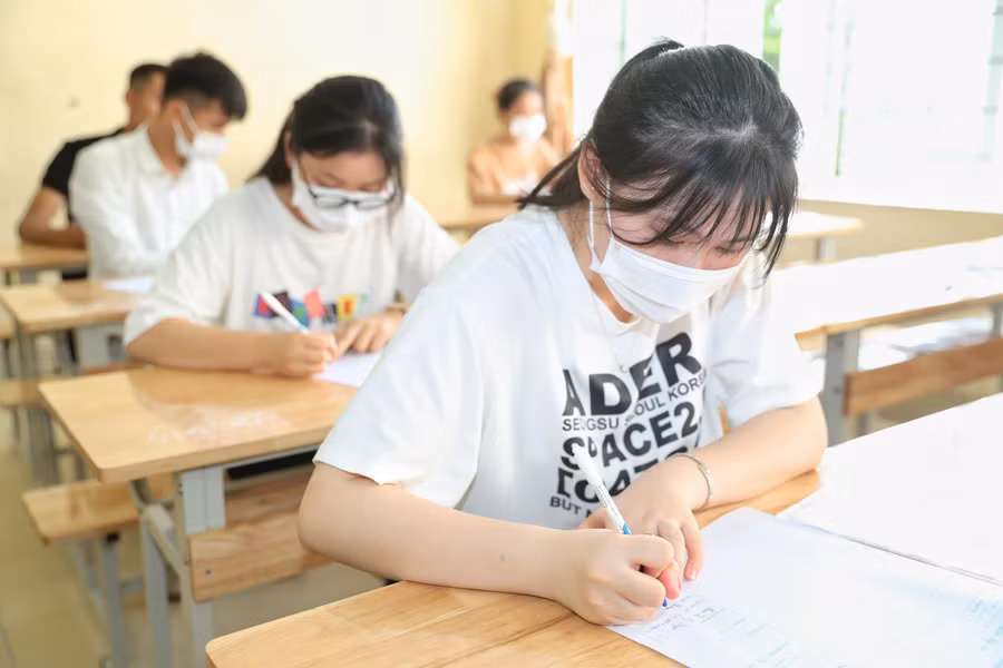 Với đề thi môn Ngữ văn, theo giáo viên nhận xét để đạt điểm 9 trở lên phải là học sinh có năng lực cảm thụ văn chương tốt, biết phân tích, đánh giá, so sánh và lập luận tốt. Với đề thi môn Ngữ văn, theo giáo viên nhận xét để đạt điểm 9 trở lên phải là học sinh có năng lực cảm thụ văn chương tốt, biết phân tích, đánh giá, so sánh và lập luận tốt.