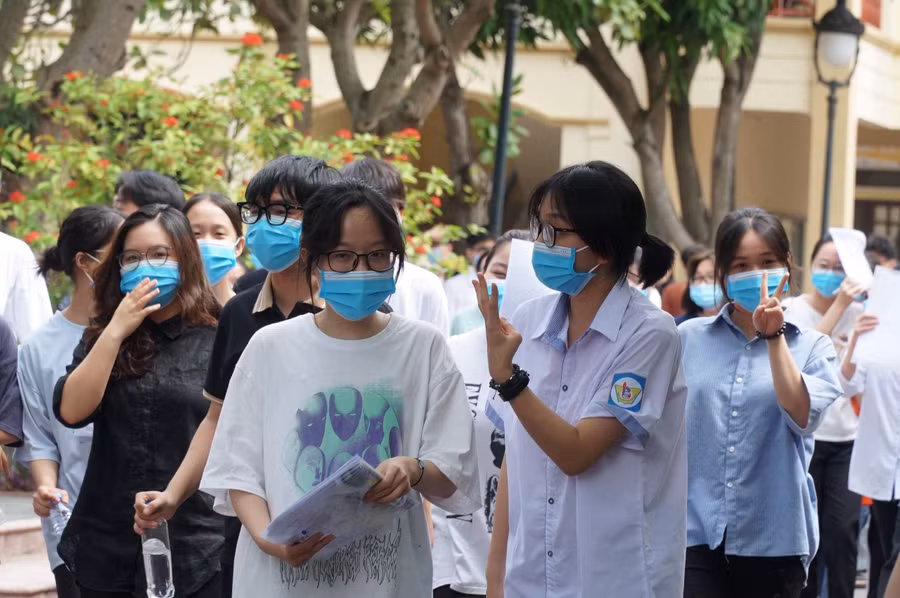 Thí sinh trao đổi bài sau buổi thi môn Ngữ văn Thí sinh trao đổi bài sau buổi thi môn Ngữ văn