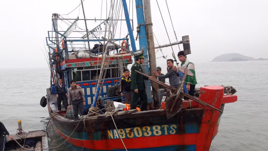Tàu cá NA 95038TS cùng 7 thuyền viên trên tàu gặp sự cố phải thả trôi trên biển Tàu cá NA 95038TS cùng 7 thuyền viên trên tàu gặp sự cố phải thả trôi trên biển