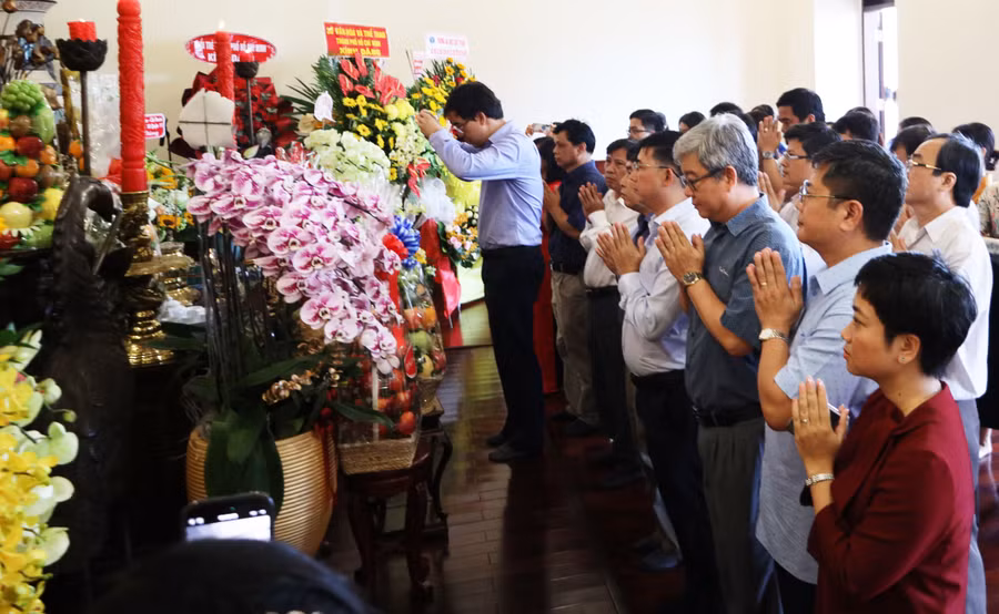 Giảng viên, sinh viên Trường Đại học Luật TPHCM dâng hương trước anh linh Chủ tịch Hồ Chí Minh. Ảnh: Thanh Thảo Giảng viên, sinh viên Trường Đại học Luật TPHCM dâng hương trước anh linh Chủ tịch Hồ Chí Minh. Ảnh: Thanh Thảo