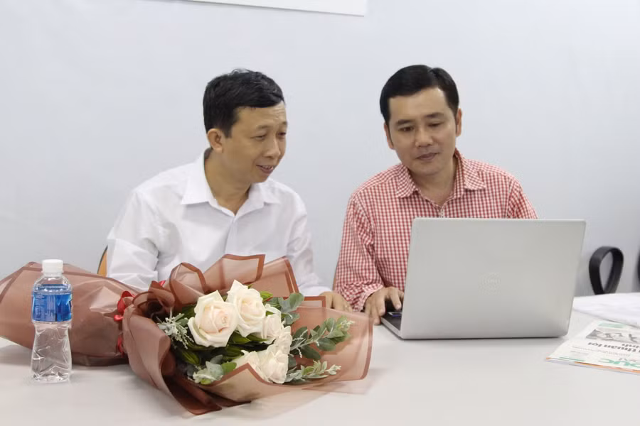 TS Trần Thanh Thưởng (bên trái) trả lời câu hỏi của độc giả báo GD&amp;TĐ trong buổi Giao lưu trực tuyến tại điểm cầu TPHCM. Ảnh: Tuấn Anh