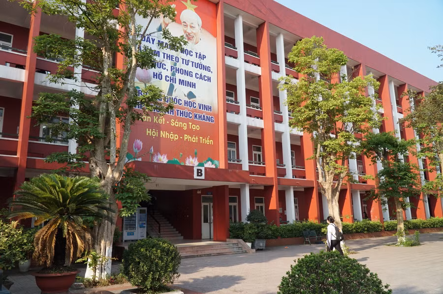 Trường THPT Huỳnh Thúc Kháng có số hồ sơ đăng ký dự thi vào lớp 10 đông nhất tỉnh Nghệ An. Ảnh: Hồ Lài. Trường THPT Huỳnh Thúc Kháng có số hồ sơ đăng ký dự thi vào lớp 10 đông nhất tỉnh Nghệ An. Ảnh: Hồ Lài.