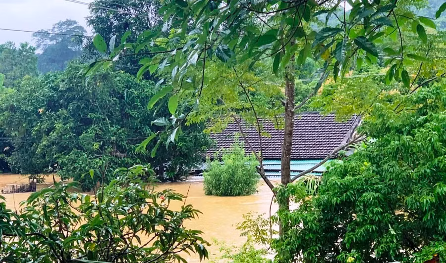 Nước ngập sát mái ngói một nhà dân ở huyện Như Xuân (Thanh Hóa).