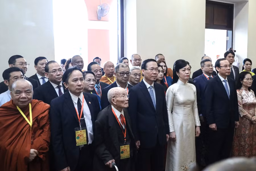 Chủ tịch nước Võ Văn Thưởng cùng đoàn đại biểu dâng hoa, dâng hương Chủ tịch Hồ Chí Minh. (Ảnh: SGGP)