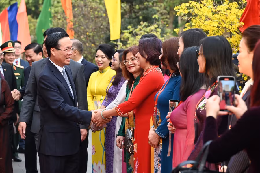 Chủ tịch nước thăm hỏi kiều bào. (Ảnh: SGGP)